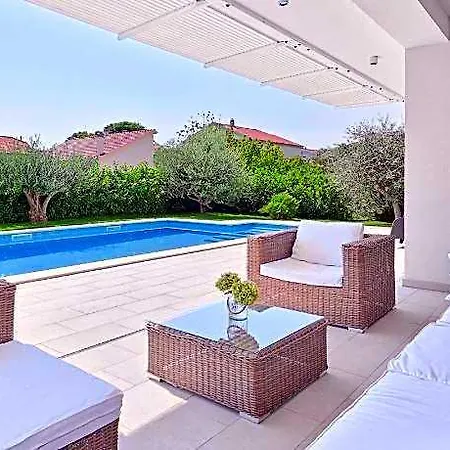 Bedroom Near Split With Pool 4*