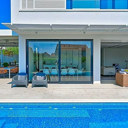 Bedroom Near Split With Pool *