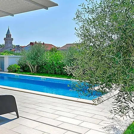 Bedroom Near Split With Pool