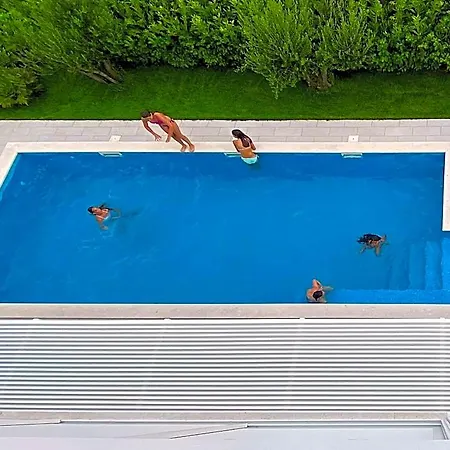 Bedroom Near Split With Pool מלון