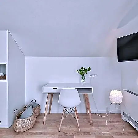 Bedroom Near Split With Pool *
