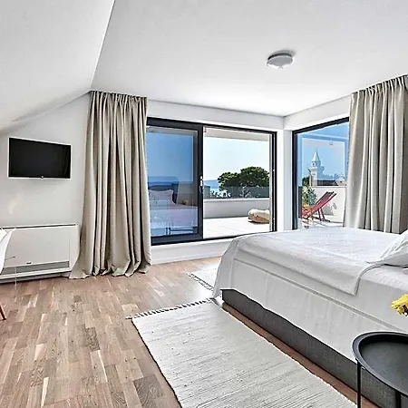 Bedroom Near Split With Pool מלון 4*
