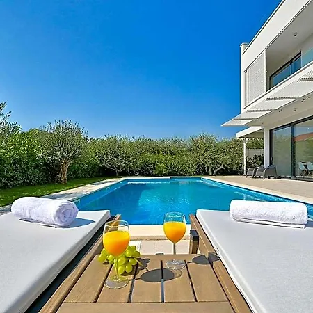 Bedroom Near Split With Pool 4*