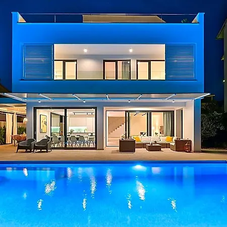 Bedroom Near Split With Pool 4*