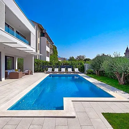 Szálloda Bedroom Near Split With Pool